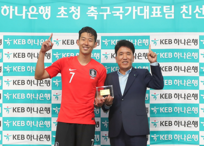 Tottenham　Hotspur　forward　Son　Heung-min　(left)　and　Hana　Financial　Group　Chairman　Ham　Young-joo