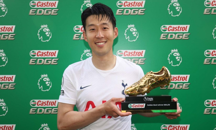 Son　holding　the　Golden　Boot　trophy　after　ending　this　year's　season　as　the　joint　top　scorer　in　the　Premier　League