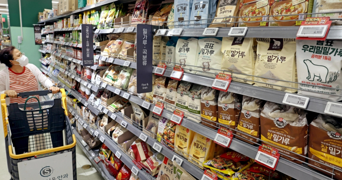 A　customer　shops　at　a　hypermarket　in　Seoul　on　June　3,　2022