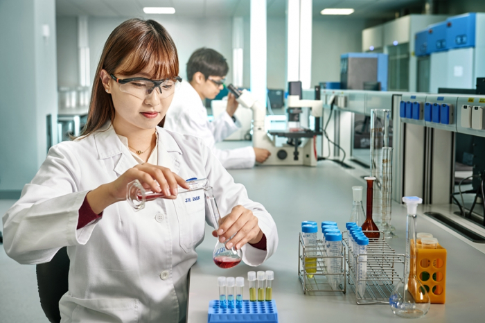 Samsung　Biologics　researchers　work　on　drug　development