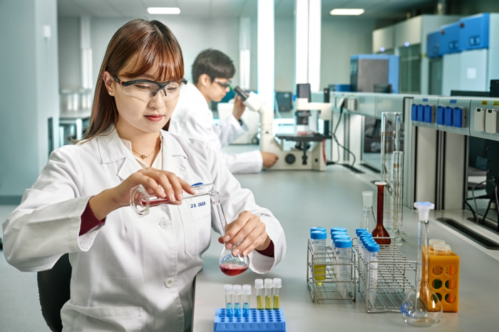 Samsung Biologics researchers work on drug development