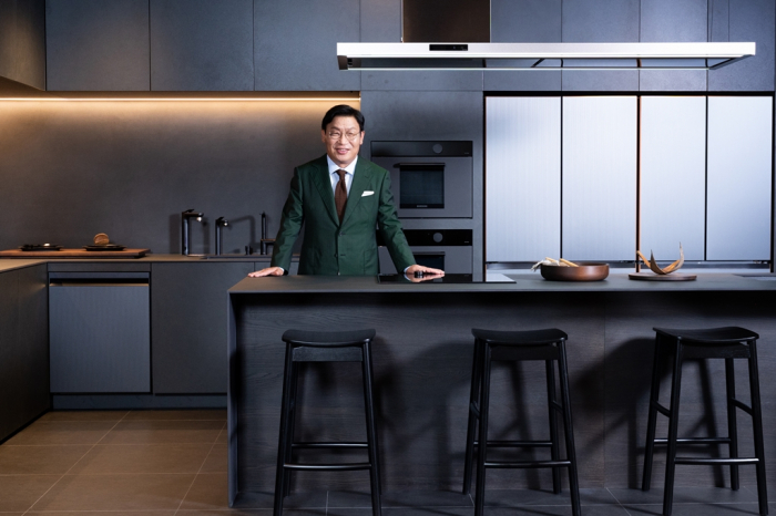 Lee　Jae-seung,　chief　of　Samsung's　home　appliance　business,　unveils　a　new　Bespoke　lineup