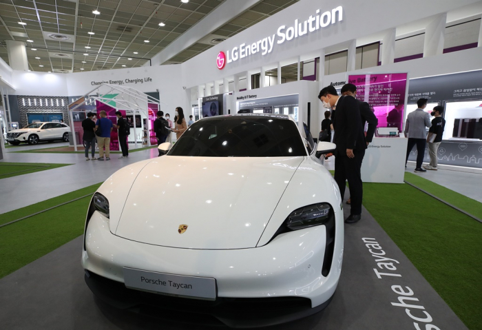 LG　Energy　exhibits　its　EV　battery　at　a　battery　fair　in　Seoul