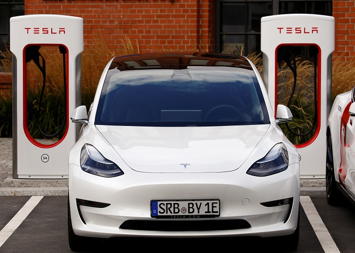 A　Tesla　electric　vehicle　on　a　charger