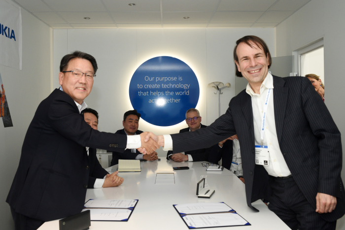 LS Electric's CTO Kim Young-keun (left) shakes hands with Nokia's General Manager of CNS Enterprise Solutions unit Stephan Litjens