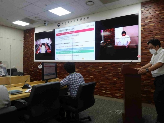 A seminar on quantum cryptography for a national convergence network organized by the Ministry of the Interior and Safety of South Korea (Courtesy of SK Broadband)