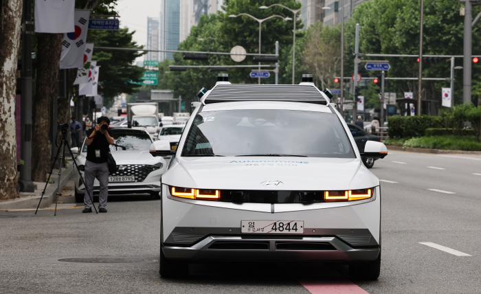 Hyundai　Autoever　Corp.　test　drives　Hyundai　Motor's　autonomous　vehicle　RoboRide　in　southern　Seoul　on　June　9 