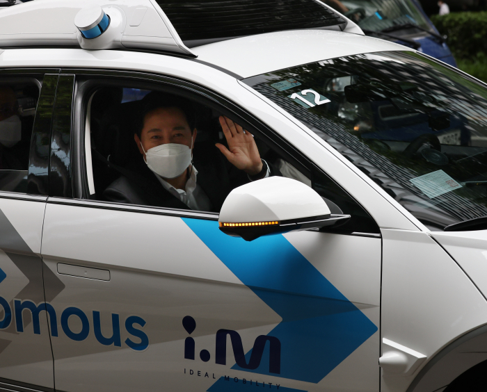 Seoul　Mayor　Oh　Se-hoon　rides　in　an　autonomous　car　on　June　9