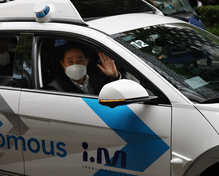 Seoul Mayor Oh Se-hoon rides in an autonomous car on June 9