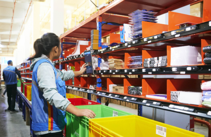 CJ　Logistics　staff　use　a　multi-purpose　indicator　for　handling　product　distribution 