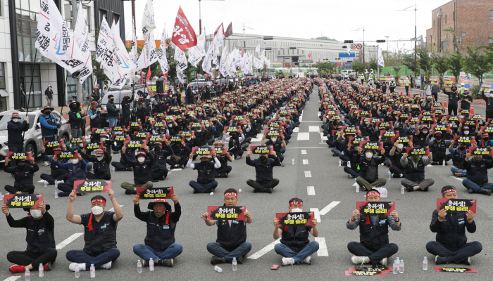 The　Ulsan　branch　members　of　the　truckers'　union　began　their　strike　on　the　morning　of　June　7