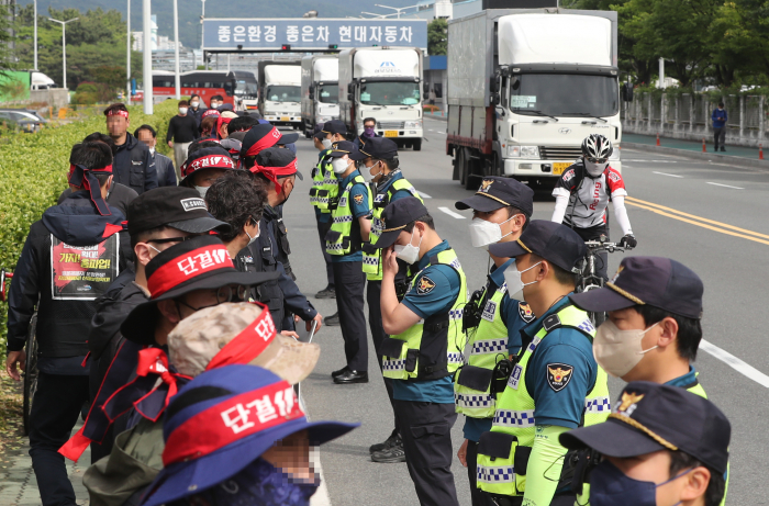 Members　of　the　Cargo　Truckers　Solidarity　union　protest　in　front　of　Hyundai　Motor　Co.'s　Ulsan　plant