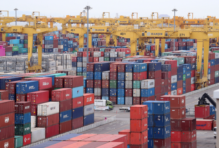Containers　pile　up　at　Incheon　New　Port,　hit　by　three　consecutive　days　of　the　truckers'　union　strike