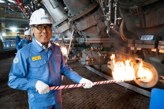 POSCO　Group　CEO　Choi　Jeong-woo　reignites　the　No.　4　blast　furnace　at　the　Gwangyang　plant　(Courtesy　of　POSCO)