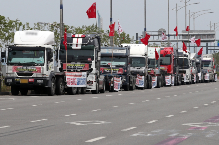 A　long　line　of　trucks　parked　near　an　Incheon　port　as　truckers　continue　their　strike