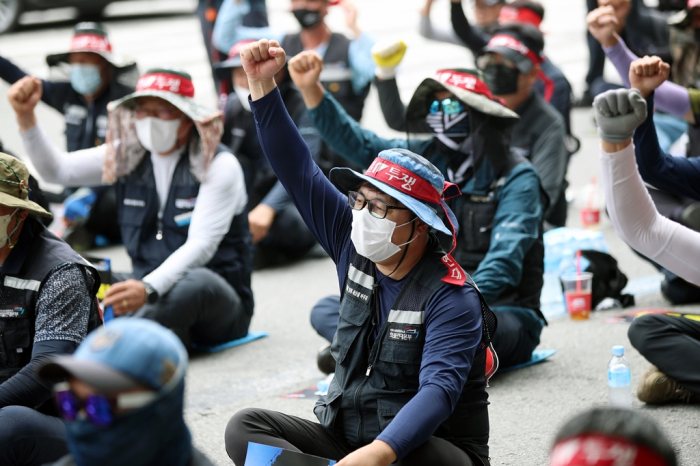 Members　of　the　Cargo　Truckers　Solidarity　union　protest　outside　Kia's　auto　plant　in　Gwangju