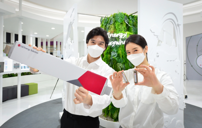 Models display a pouch cell (left) and cylindrical cells at an LG Energy Solution exhibition