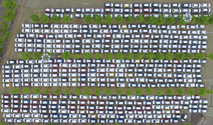 Kia's　cars,　unable　to　be　transported　for　export　due　to　the　trucker　strike,　parked　near　a　Gwangmyung　stadium