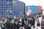  Industrial losses balloon as Korean trucker strike enters 7th day