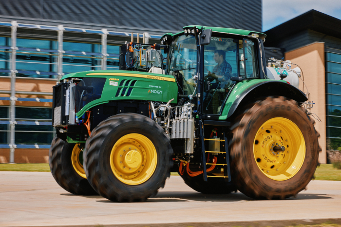 Amogy,　Inc.　applied　its　ammonia-to-power　technology　to　a　standard　mid-sized　John　Deere　tractor 