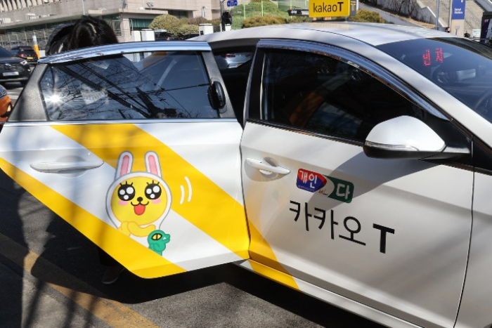 A　passenger　uses　a　taxi　operated　by　Kakao　Mobility　(Courtesy　of　Yonhap　News)