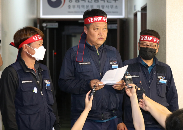 Leaders　of　the　Cargo　Truckers　Solidarity　speak　to　reporters　following　talks　with　the　transport　ministry