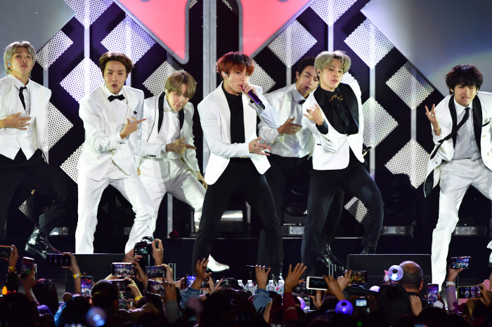 BTS　was　the　first　South　Korean　music　group　to　win　the　American　Music　Award's　Artist　of　the　Year