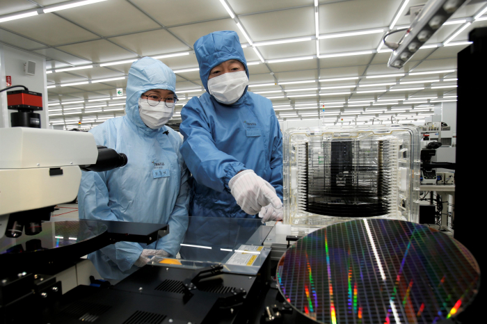 Doosan　Group　Chairman　Park　Jung-won　(right)　inspects　the　semiconductor　wafer　testing　process　at　Doosan　Tesna　(Courtesy　of　Doosan　Group)