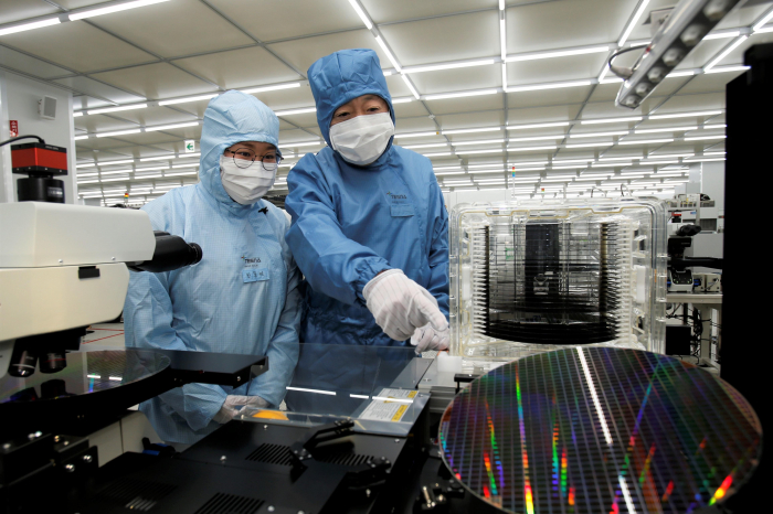 Doosan Group Chairman Park Jung-won (right) inspects the semiconductor wafer testing process at Doosan Tesna (Courtesy of Doosan Group)