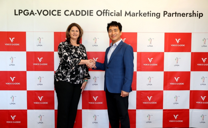 Voice　Caddie　CEO　Juno　Kim　(right)　poses　with　Kelly　Hyne,　LPGA　chief　sales　officer