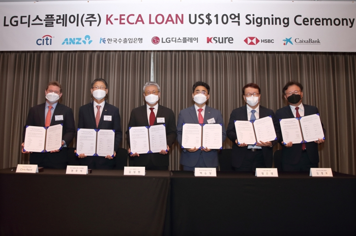 LG Display secures /> billion from multiple banks to expand its small OLED panel module line in Vietnam