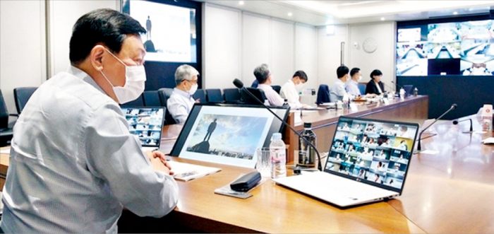 Lotte　Group　Chairman　Shin　Dong-bin　(left)　presides　over　an　executive　meeting
