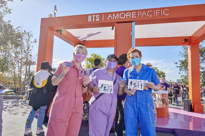 Amorepacific’s　booth　during　BTS　concert　in　Los　Angeles,　California,　in　November　2021