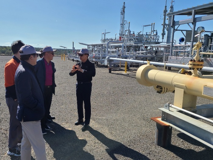 POSCO　International　CEO　Joo　Si-bo　(right)　at　Senex　Energy's　gas　field　in　Australia　during　his　June　14-15　visit