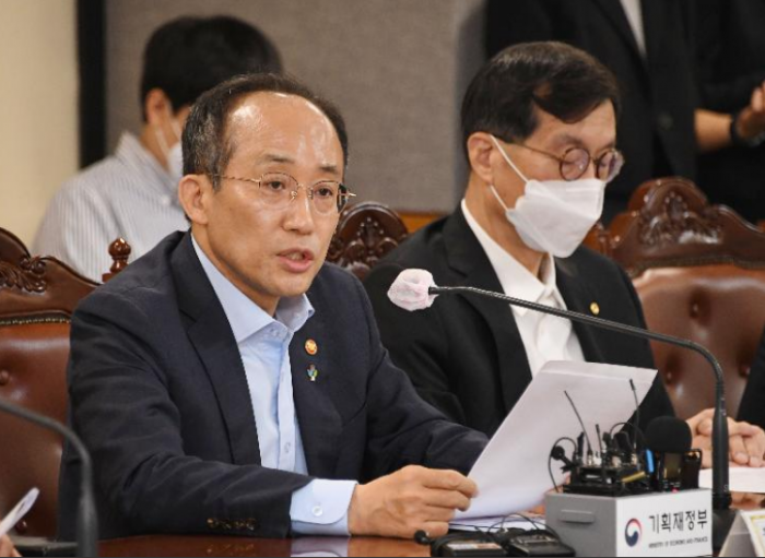 South Korea’s Finance Minister Choo Kyung-ho (left) speaks at a meeting with top policymakers including Bank of Korea Governor Rhee Chang-yong (right) on June 16, 2022 (Courtesy of the Ministry of Economy and Finance)