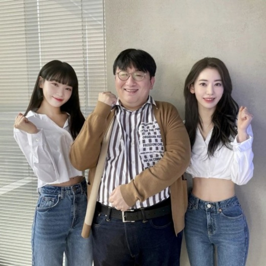 HYBE　founder　and　Chairman　Bang　Si-hyuk　(center)　poses　with　the　entertainment　agency's　new　girl　group　Le　Sserafim