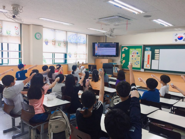 Elementary　schools　in　South　Korea　use　TagHive's　remote　control　device