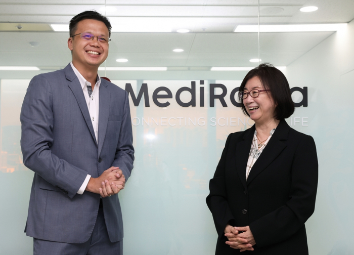 LianBio’s　Area　General　Manager　for　Asia　Pacific　Raphael　Ho　(left)　and　MediRama　CEO　Hanlim　Moon
