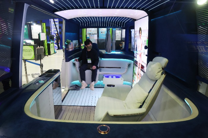 LG　Electronics　showcases　an　autonomous　concept　car　that　can　be　used　as　auxiliary　domestic　space