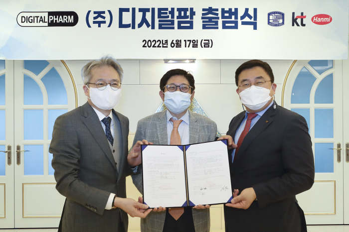 CEO　of　Hanmi　Pharmaceutical　Woo　Jong-soo,　CEO　of　Digital　Pharm　Kim　Dae-jin,　and　vice　president　of　KT　Song　Jae-ho　at　the　launch　of　the　trilateral　business　venture　on　Friday　(Courtesy　of　Hanmi　Pharmaceutical)