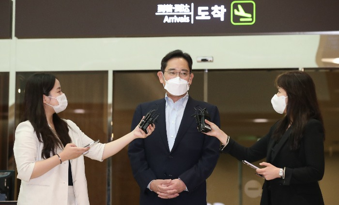 Samsung Electronics Vice Chairman Jay Y. Lee speak to reporters upon his return from June 7-18 business trip