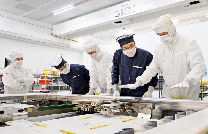 Samsung's Lee (second from right) inspects a semiconductor machine with ASML executives at the Dutch company's factory in June 2022