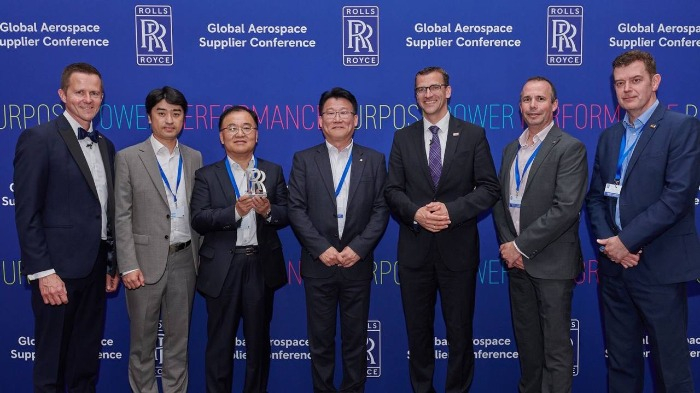 Warrick　Matthews　(far　left),　chief　procurement　officer　at　Rolls-Royce,　Nam　Hyung-wook,　(third　from　left),　head　of　Hanwha　Aerospace’s　Changwon　plant,　Sebastian　Resch　(fifth　from　left),　operation　director　at　Rolls-Royce 