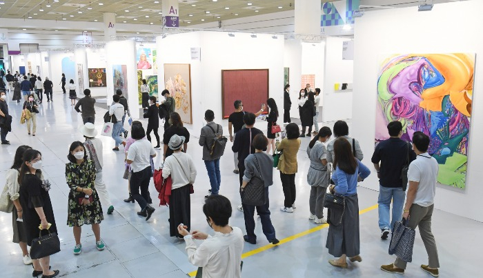 Visitors　to　the　KIAF　2021,　held　in　the　Samsung　district　of　Seoul 