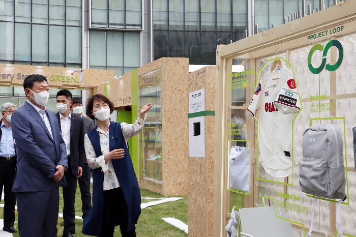 Lotte　Group　Chairman　Shin　Dong-bin　(left)　at　Lotte　Chemical's　exhibition　of　eco-friendly　products　on　May　24　(Courtesy　of　Lotte　Chemical)