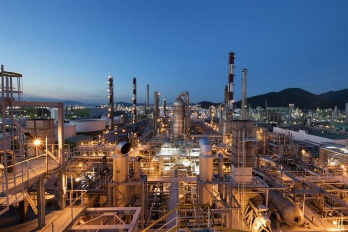Lotte　Chemical's　petrochemical　plant　in　Yeosu,　South　Korea