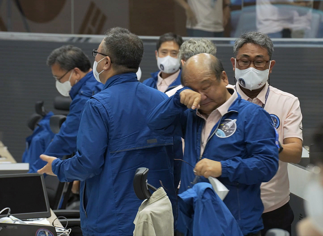 A　researcher　wipes　his　tears　at　the　satellite　operation　control　center　of　Korea　Aerospace　Research　Institute　(KARI)　in　Daejeon　as　Nuri,　the　Korean　Satellite　Launch　Vehicle　Two,　successfully　completes　its　first　phase　of　launch　on　June　21　(Courtesy　of　News1)