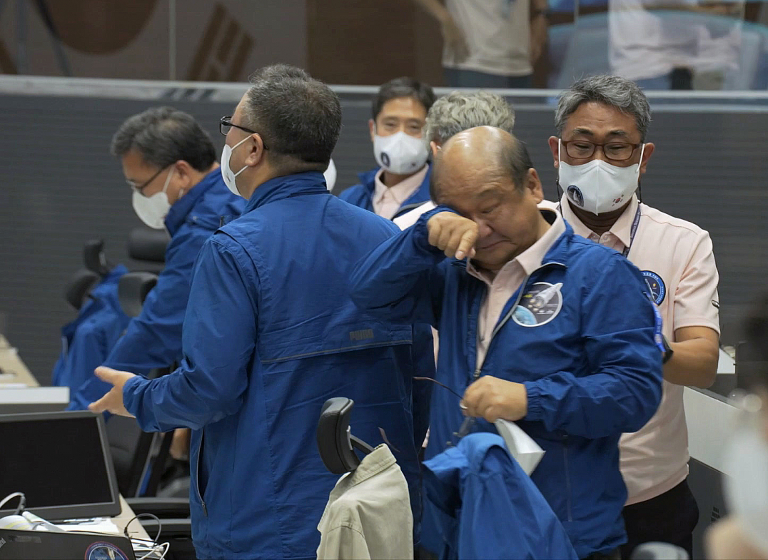 A researcher wipes his tears at the satellite operation control center of Korea Aerospace Research Institute (KARI) in Daejeon as Nuri, the Korean Satellite Launch Vehicle Two, successfully completes its first phase of launch on June 21 (Courtesy of News1)