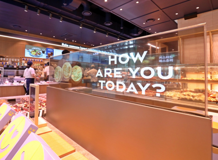 LG　Display　installs　38　transparent　OLED　panels　at　a　Paris　Baguette　store　in　Pangyo