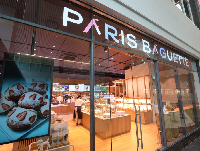 Paris　Baguette　store　in　Pangyo　with　LG's　transparent　OLEDs